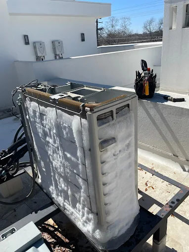 Reparación de unidad de AC comercial en azotea en progreso