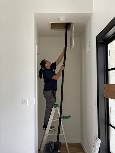 Servicio de limpieza de ventilación de aire residencial con equipo profesional San Antonio TX