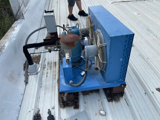 Diagnóstico y reemplazo de compresor de refrigeración comercial servicio San Antonio