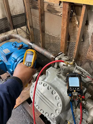 Detección de fugas de refrigerante certificada EPA y reparación para sistemas de refrigeración comercial